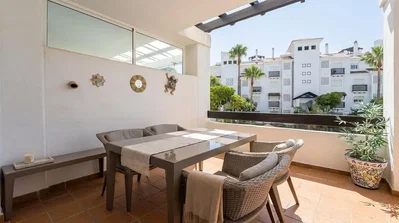 Terraza; vista, luz natural, suelo de baldosas