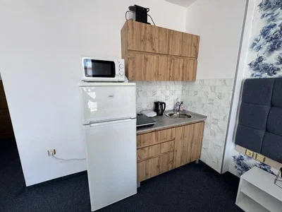 Kuchyňa; kuchynské spotrebiče, drevená podlaha, prirodzené svetlo