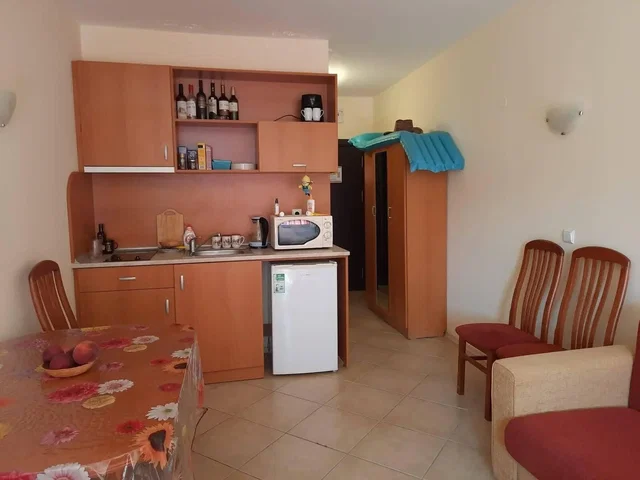 Kuchyňa; kuchynské spotrebiče, dlažba, prirodzené svetlo
