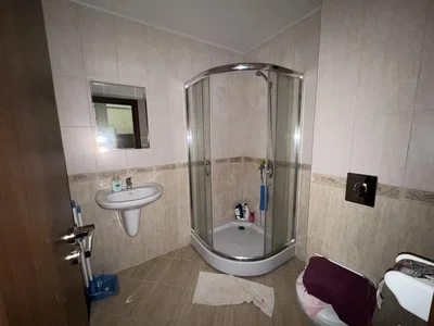 Kúpeľňa; dlažba, potrebná rekonštrukcia, tmavý interiér