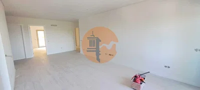 Autre; carrelage, lumière naturelle, nécessite rénovation