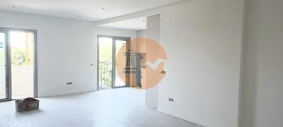 Salon; lumière naturelle, nécessite rénovation
