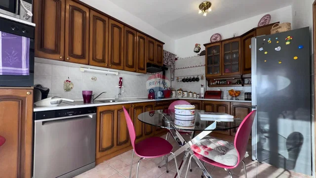 Kuhinja; kuhinjski aparati, talne ploščice, naravna svetloba