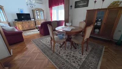 Dnevna soba; lesena tla, naravna svetloba