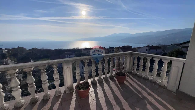 Balkon; razgled, naravna svetloba