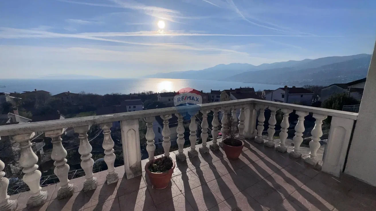 Balkon; razgled, naravna svetloba