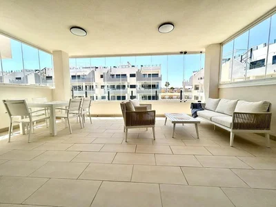 Terrazza; pavimento in piastrelle, luce naturale, vista