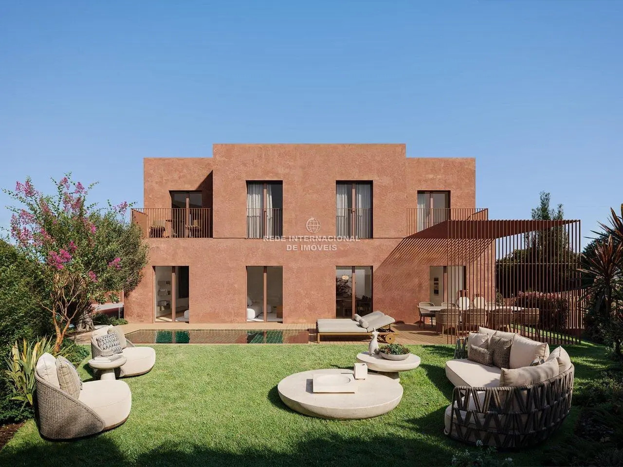 Casa y alrededores; luz natural, estilo moderno