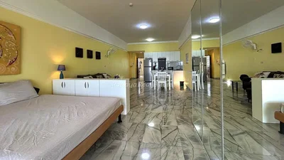 Quarto; chão de azulejo, luz natural