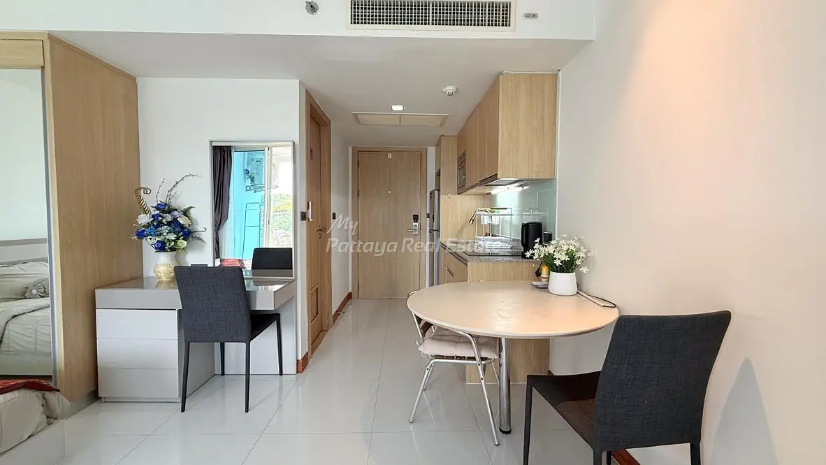 Sala de jantar; eletrodomésticos, luz natural, estilo moderno