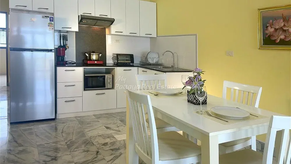 Cozinha; eletrodomésticos, chão de azulejo, luz natural