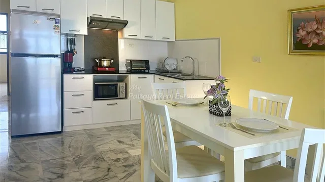 Cozinha; eletrodomésticos, chão de azulejo, luz natural