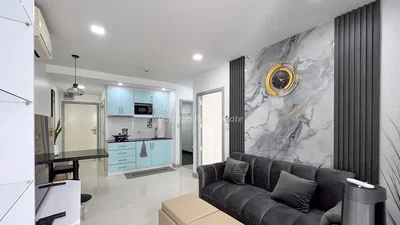 Sala de estar; eletrodomésticos, luz natural, estilo moderno, chão de madeira