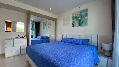 Quarto; chão de azulejo, luz natural