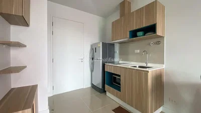 Kuhinja; kućanski aparati, pločice, prirodna svjetlost