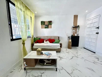 Oturma odası; doğal ışık, fayans zemin, modern stil