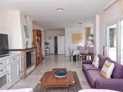 Sala de estar; lareira, luz natural, estilo moderno