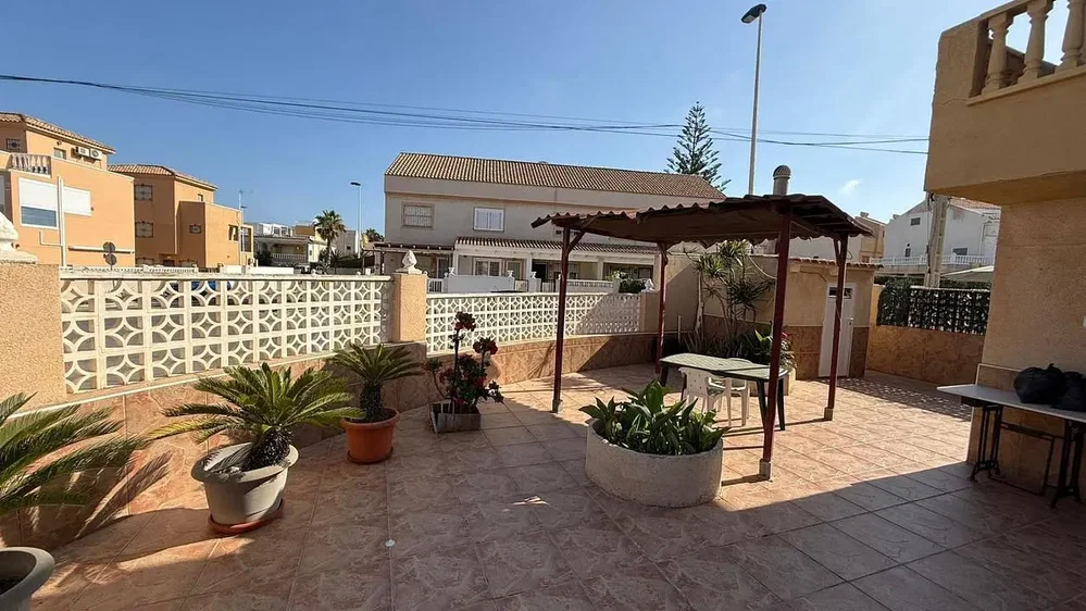 Terrazza; luce naturale, pavimento in piastrelle