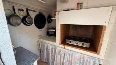 Cucina; elettrodomestici, pavimento in piastrelle, necessita ristrutturazione