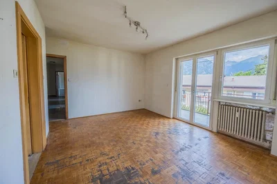 Oturma odası; ahşap zemin, tadilat gerekiyor, doğal ışık, manzara