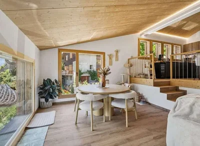 Overig; houten balken, houten vloer, natuurlijk licht