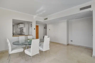 Altro; pavimento in piastrelle, luce naturale