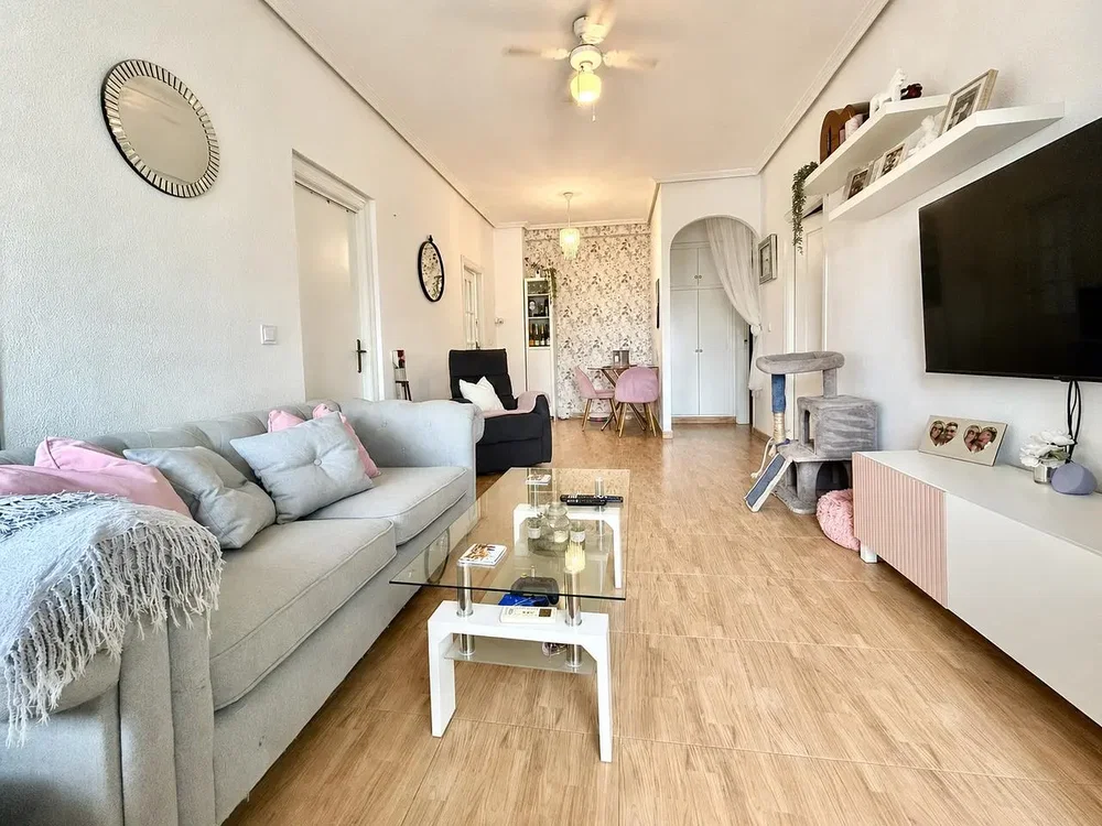 Woonkamer; houten vloer, natuurlijk licht, moderne stijl