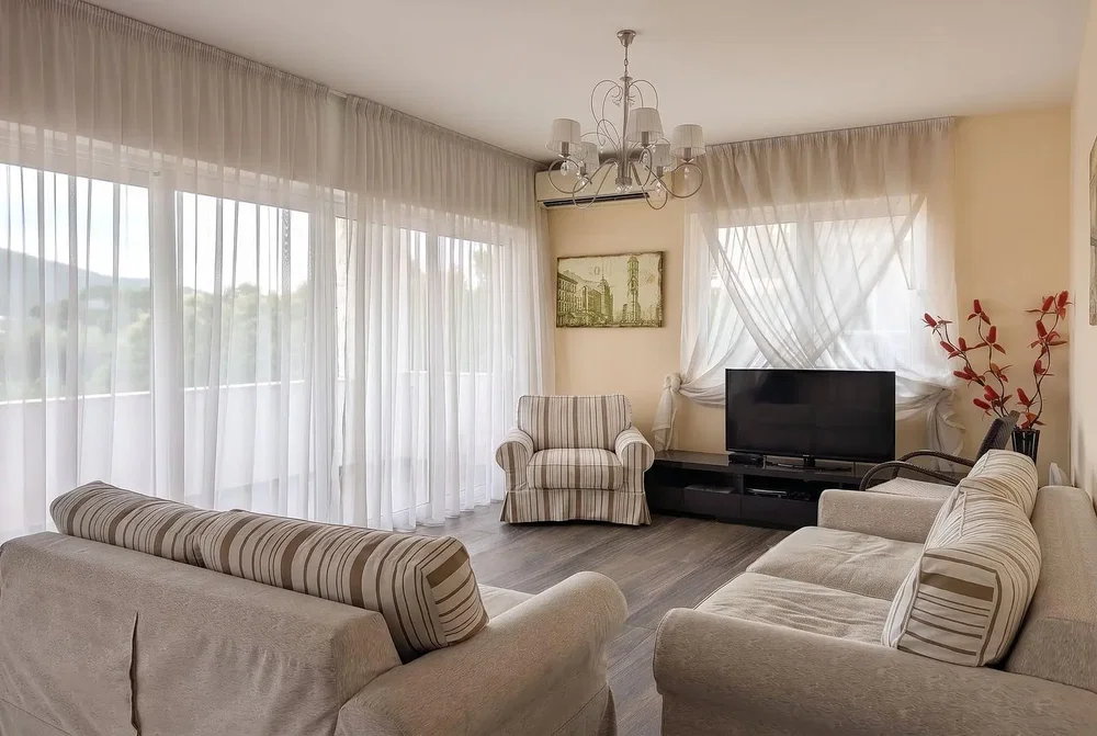 Sala de estar; vista, chão de madeira, luz natural, estilo moderno