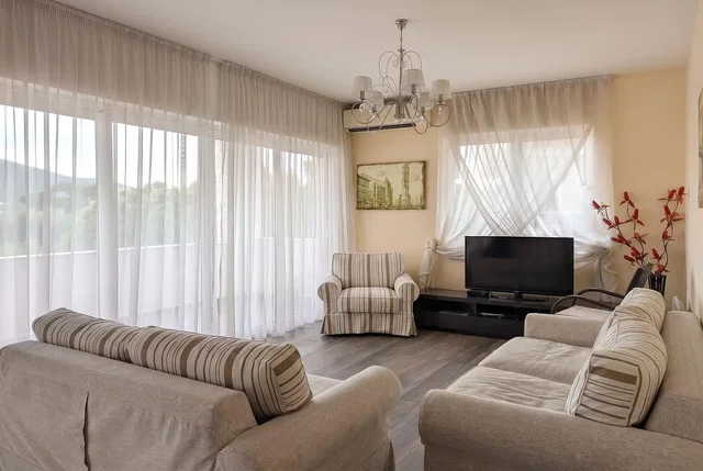 Sala de estar; vista, chão de madeira, luz natural, estilo moderno