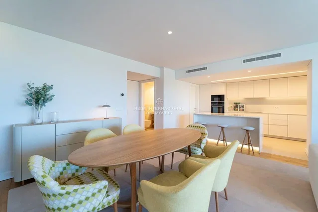 Other; kitchen appliances, natural light, modern style