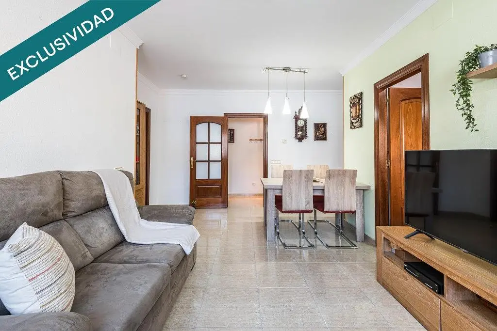 Sala de estar; luz natural, chão de azulejo, estilo moderno