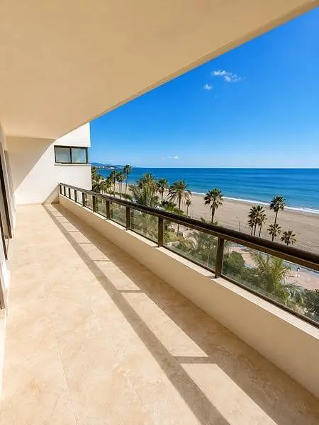 Balcone; vista, pavimento in piastrelle, luce naturale
