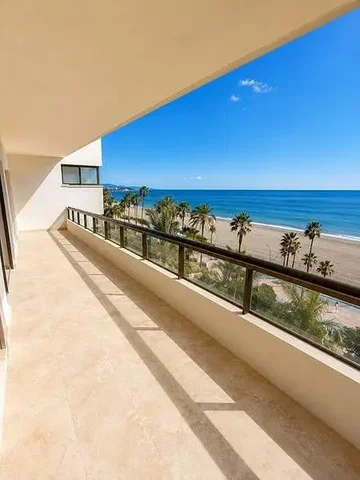 Balkon; pogled, pločice, prirodno svjetlo