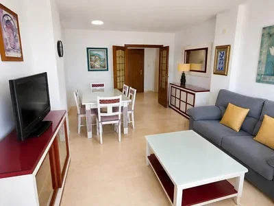 Soggiorno; pavimento in piastrelle, luce naturale, stile moderno