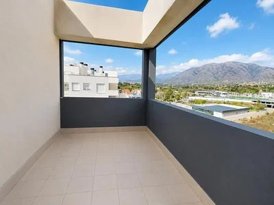 Terrazza; vista, pavimento in piastrelle, luce naturale