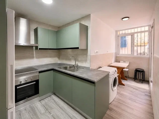 Cucina; elettrodomestici, pavimento in piastrelle