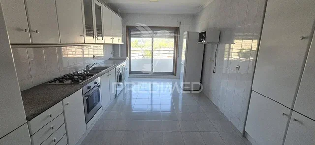 مطبخ; أجهزة المطبخ, أرضية من البلاط, ضوء طبيعي
