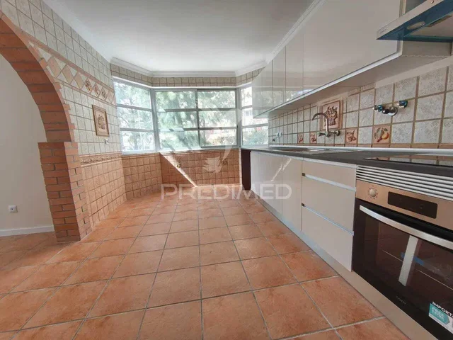 Cucina; pavimento in piastrelle, elettrodomestici