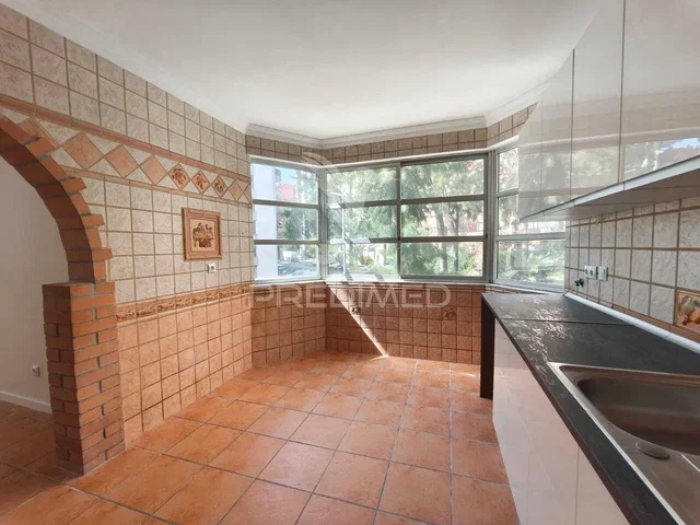 Cucina; pavimento in piastrelle, elettrodomestici