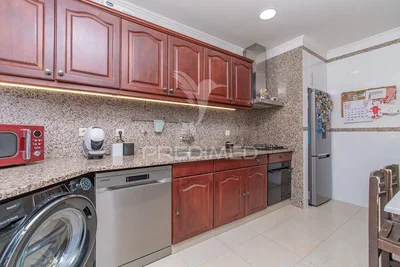 Кухиња; кухињски апарати, плочице, природно светло