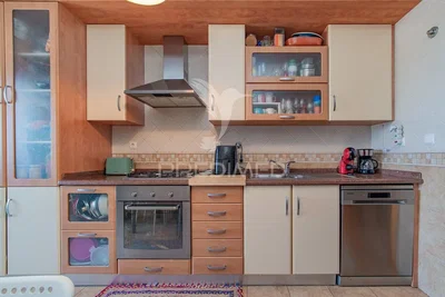 Cucina; elettrodomestici, pavimento in piastrelle, ristrutturato