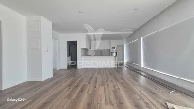 Woonkamer; houten vloer, natuurlijk licht
