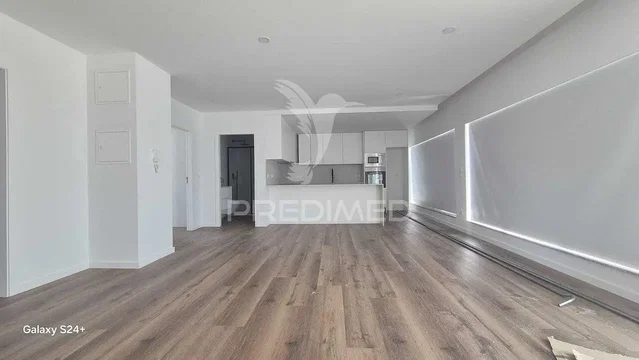 Soggiorno; pavimento in legno, luce naturale