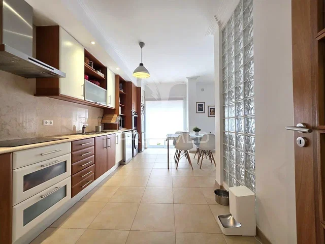 Cucina; elettrodomestici, pavimento in piastrelle, luce naturale