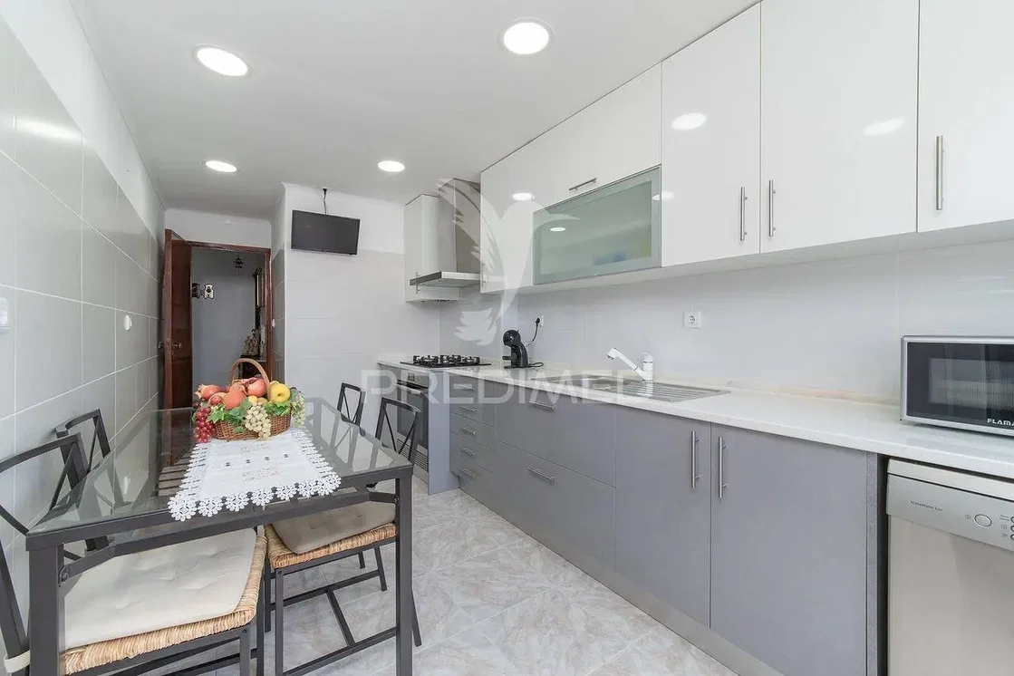 مطبخ; أجهزة المطبخ, أرضية من البلاط, مجدد, ضوء طبيعي