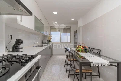 مطبخ; أجهزة المطبخ, أرضية من البلاط, ضوء طبيعي