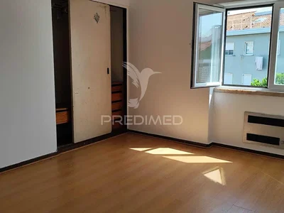 Dormitorio; suelo de madera, luz natural