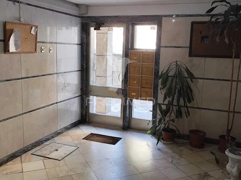 Vestuario; suelo de baldosas, necesita renovación, luz natural