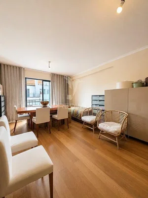 Salón; suelo de madera, luz natural