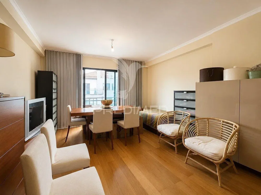 Salón; suelo de madera, luz natural, estilo moderno